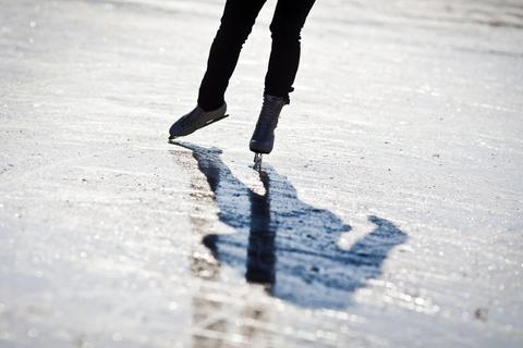 Runden drehen auf der Schlittschuhbahn, das gehört für viele zum Winter dazu.