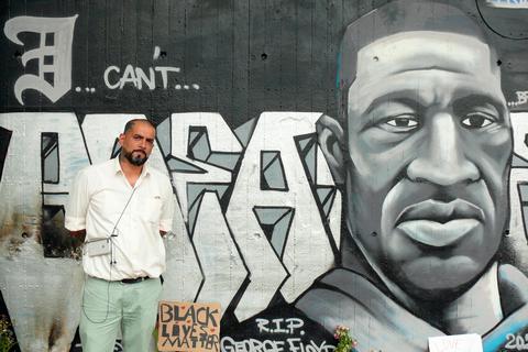 Der Graffiti-Künstler Gonzalo "Gonz" Maldonado vor seinem Porträt von George Floyd im Mannheimer Schlosspark. Foto: Manfred Ofer 