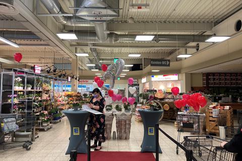 Rebecca Mohr organisiert am Single Point die Liebesuche im Supermarkt und verteilt Herzluftballons.  Foto: Victoria Werz