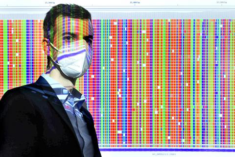 So sieht eine Coronavirus-Variante aus: Bio-Informatiker Christian Decker vor der grafischen Darstellung eines Genoms der britischen „Mutante“ B 117. Diese hat in den Bioscientia-Proben mittlerweile einen Anteil von rund 95 Prozent. Foto: Thomas Schmidt