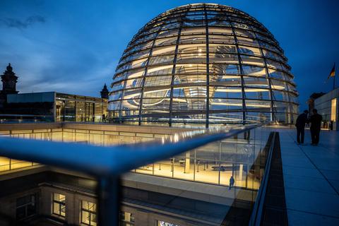 Im Deutschen Bundestag gehen mehr Lobbyisten ein und aus als Abgeordnete.