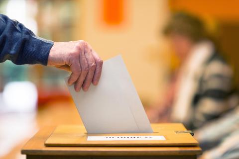 In den Wahllokalen werden am Sonntag deutlich weniger Wähler erwartet als in den vergangenen Wahlen. Viele haben ihre Stimme schon per Briefwahl abgegeben. Foto: Christian Schwier – Fotolia.de