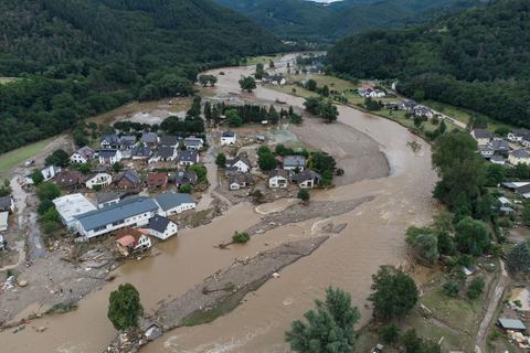 Eine Luftaufnahme zeigt das Ausmaß der Zerstörungen an der Ahr, nachdem in der Nacht auf den 15. Juli 2021 eine Flutwelle das Dorf Insul überschwemmt hat.