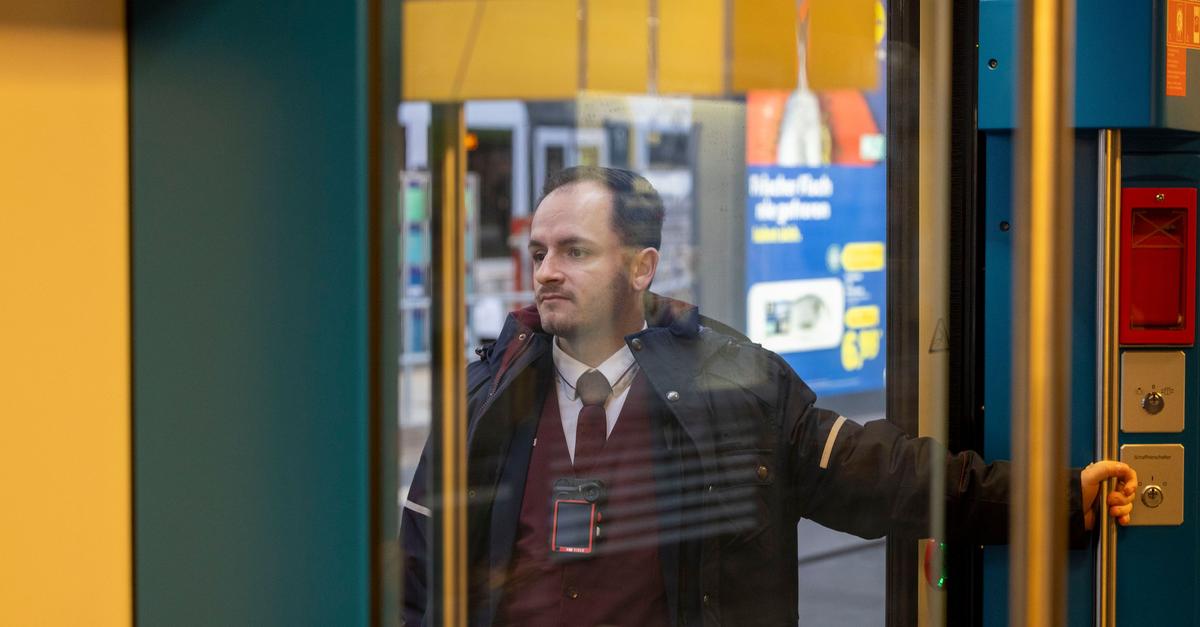 Zugbegleiter-Job-Er-w-rde-mir-vielleicht-die-Nase-brechen-