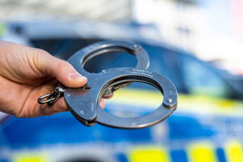  Weder Angehörige noch die Polizei konnten die 18-Jährige bändigen. Unser Foto ist ein Symbolbild.