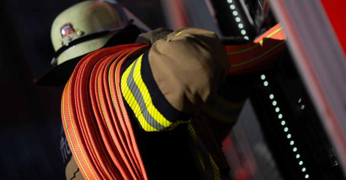 Feuerwehr-Lahnau-r-ckt-zu-K-chenbrand-aus