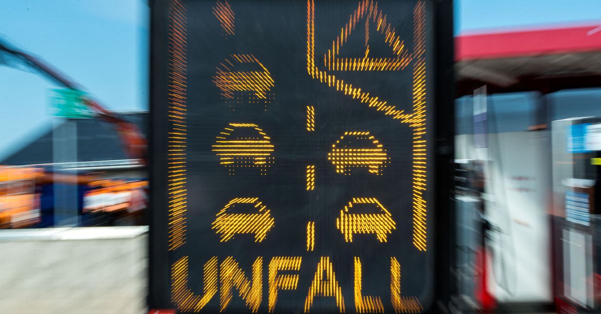 Bagger-bleibt-an-Autobahnbr-cke-h-ngen