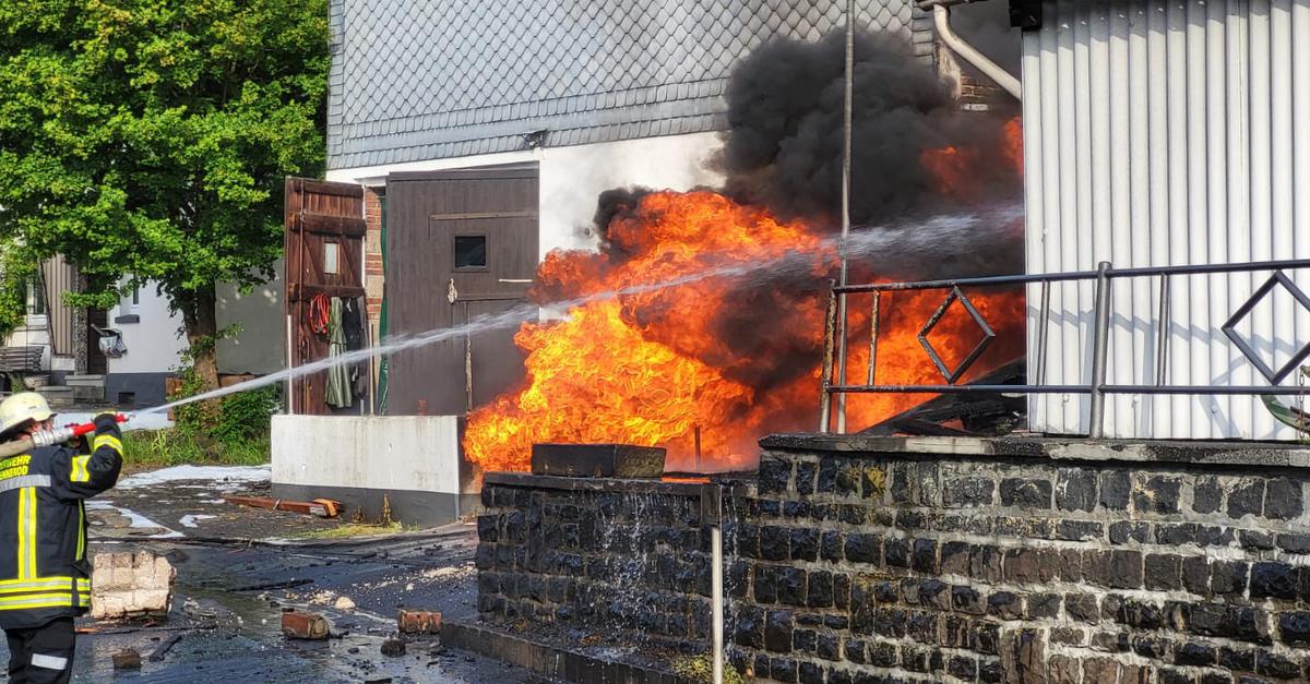Häuser in Bretthausen stehen nach Explosion in Flammen