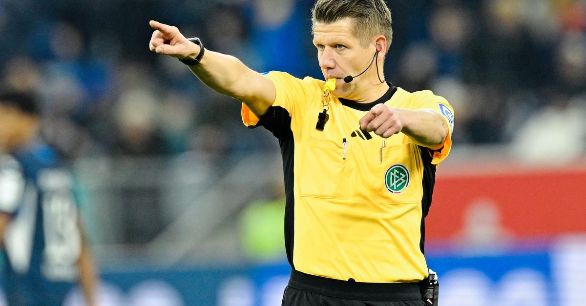 Referee-Ittrich-r-umt-nach-VAR-Diskussion-Fehler-ein