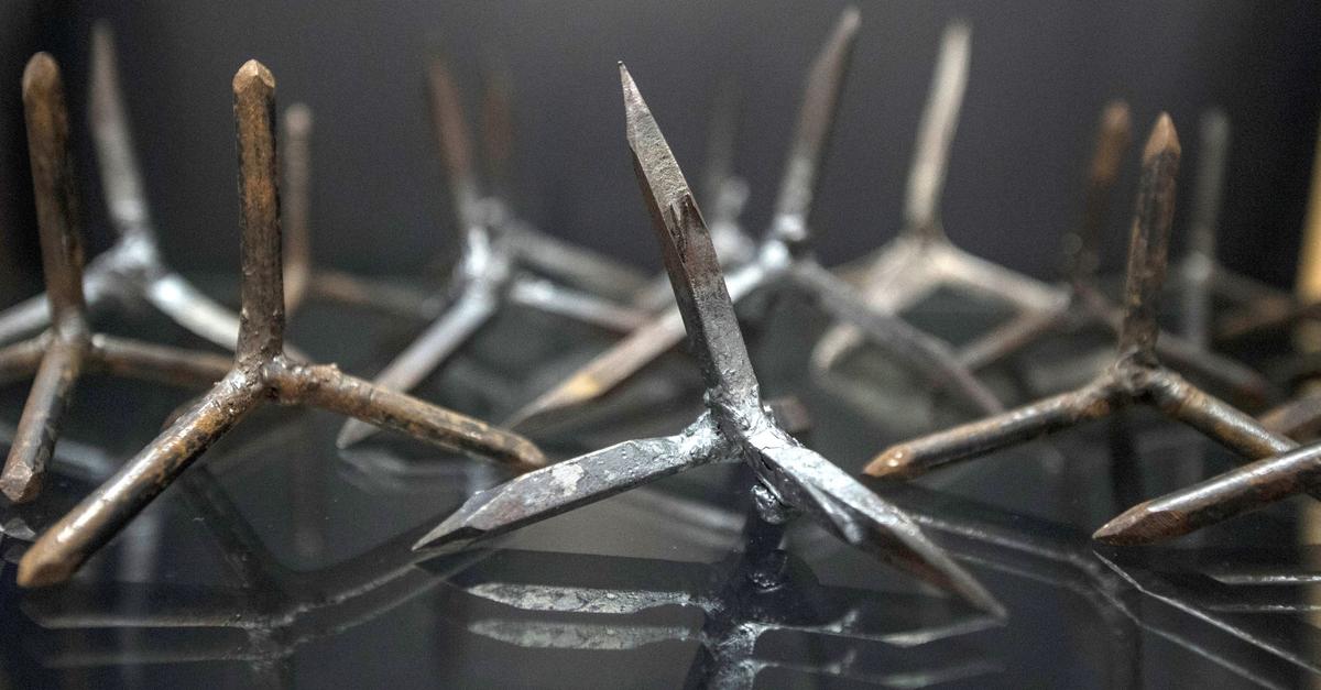 Mehrere Reifen durch Krähenfüße beschädigt