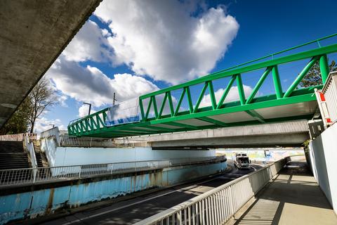 Die Radschnellweg-Brücke über die Hindemithstraße in Darmstadt-Wixhausen wurde im März eingesetzt.