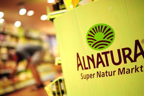 Der Darmstädter Lebensmittelhändler Alnatura steckt die geringere Nachfrage nach Bio-Produkten gut weg.