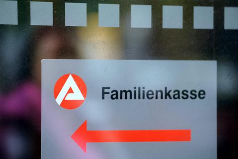 Auf Antrag bei der Familienkasse kann Kindergeld in bestimmten Fällen auch über das 18 Lebensjahr hinaus gezahlt werden. Foto: dpa