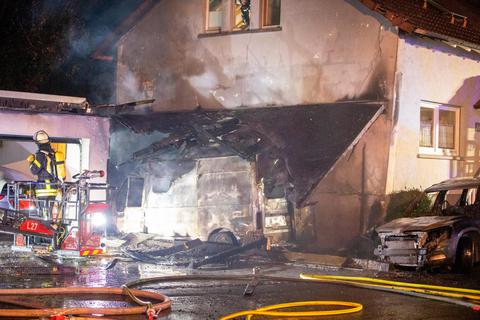 Das Feuer griff auf das Wohnhaus über. © Fuldamedia