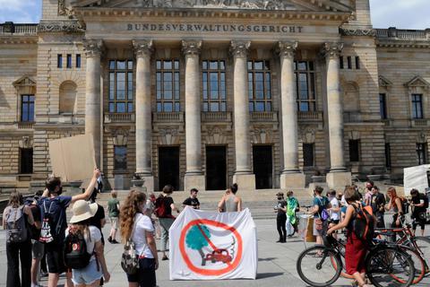 Vor dem Bundesverwaltungsgericht in Leipzig haben sich Demonstranten versammelt. Am Dienstag wird hier die Klage des BUND Hessen gegen den Bau der A49 verhandelt. Foto: Höfgen 