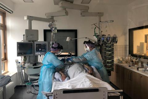 Ein Corona-Patient auf der Intensivstation im Lauterbacher Eichhof-Krankenhaus.  Archiv-Foto: Eichhof 