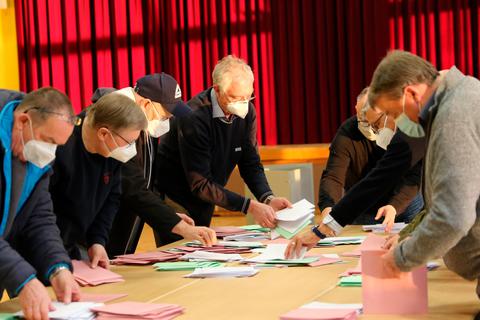 Die Wahlhelfer in Ober-Schmitten haben im wahrsten Sinne des Wortes alle Hände voll zu tun. Nach der Schließung des Wahllokals machen sie sich ans Sortieren der Wahlvorschläge. Fotos: Frühbis 