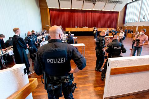 Aus der Kongresshalle in Gießen ist am Mittwoch nach wochenlangen Vorbereitungen der "Externe Sitzungssaal 2" des Landgerichts Gießen geworden. Foto: Mosel 
