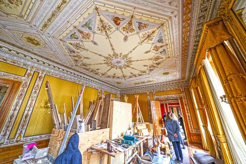 Die prunkvollen Repräsentationsräume im Stadtschloss werden derzeit von Restauratoren unter die Lupe genommen – hier der gelbe Salon..