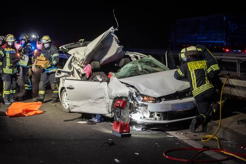Das Auto, dass nach dem Unfall an der Mittelleitplanke liegen blieb, wurde massiv beschädigt, beide Insassen schwer verletzt. Foto: Wiesbaden 112