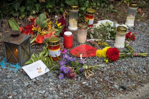 In Auringen wurden Kerzen und Blumen für den getöteten Hund aufgestellt. Foto. Wiesbaden112.de