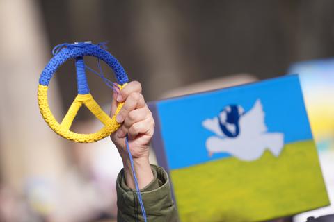 Die Sehnsucht nach Frieden ist angesichts des russischen Angriffskriegs in der Ukraine groß. Foto: dpa/Jörg Carstensen