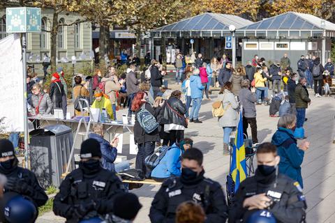 Anfang November trafen sich etliche hundert Menschen in Wiesbaden zu einer Querdenker-Demo. Die für diesen Samstag anberaumte Kundgebung wurde nun verboten. Foto: Sascha Kopp