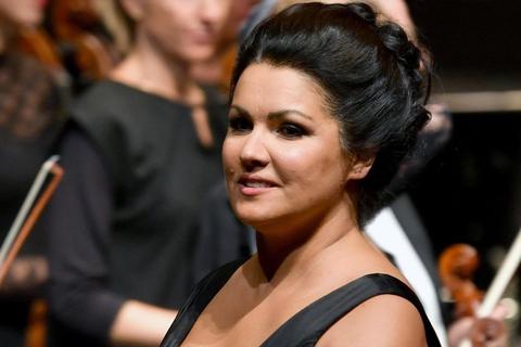 In Wiesbaden ist zwischen Staatstheater-Intendant Uwe Eric Laufenberg, der Stadt und dem Land Hessen ein Streit um die Verpflichtung der russischen Sopranistin Anna Netrebko entbrannt. Inzwischen haben ukrainische Künstler ihre Teilnahme am Festival abgesagt.