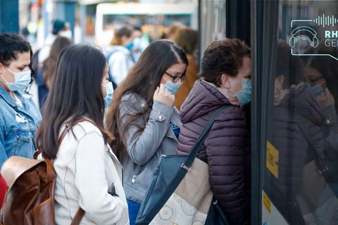 Über die Einhaltung der Maskenpflicht in Wiesbadens Bussen sprechen Katharina Petermeier und Lisa Marie Christ in einer neuen Folge von Rheingehört!.  Foto: Sascha Kopp