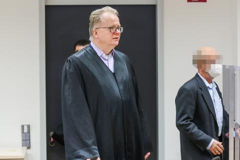 Rechtsanwalt Bernhard Lorenz (links) vertritt Wolfgang Gores, der wegen Anstiftung zur Untreue im Awo-Prozess angeklagt ist.