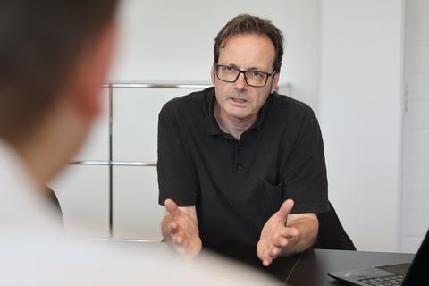 Setzt sich in seinem Lehrstuhl an der Hochschule Rhein-Main mit dem Spagat zwischen einer modernen Stadtentwicklung und der Wahrung des städtebaulichen Erbes auseinander: Professor Michael Kloos. Foto: René Vigneron