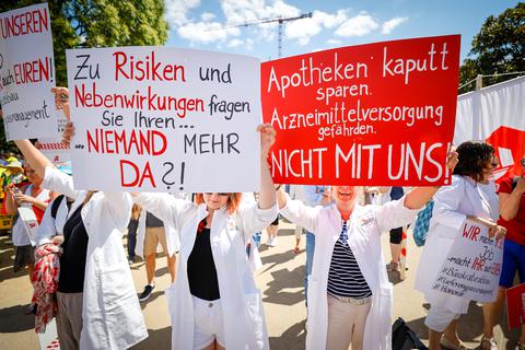 Am bundesweiten Streiktag protestieren Apotheker mit Schildern in Wiesbaden. 
