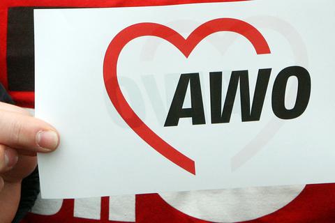 Ein Schild mit dem Awo-Schriftzug. Foto: dpa/Holger Hollemann