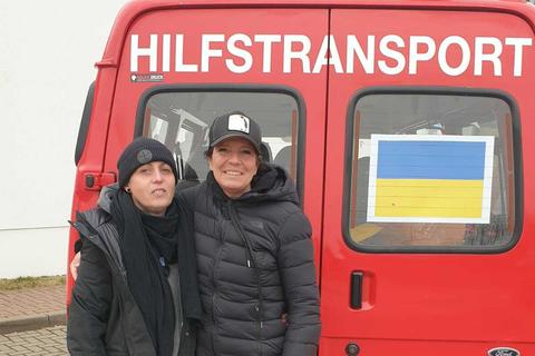 Tanja Schmieder (links) und Susanne Seulberger (rechts), mit ihrem Hilfsfahrzeug, mit dem sie nach Lwiw gefahren sind. Foto: Susanne Seulberger