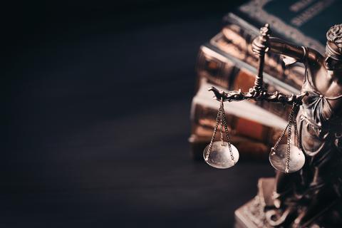 Justitia mit Waage und Schwert.