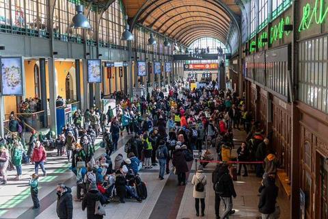 Breslaus Bahnhof gleicht derzeit einem Besatzungslager, täglich kommen Tausende Flüchtlinge aus der Ukraine dort an.     Foto: Stadt Wroclaw