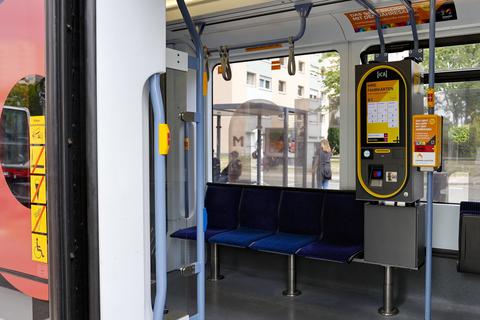 In Mainzer Bussen und Straßenbahnen ist nur noch bargeldloser Ticketkauf möglich. Archivfoto: Sascha Kopp