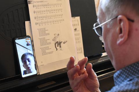 Der Leiter des Vorchores, Arnulf Reinhardt, gibt dem neunjährigen Jan Unterricht per Video. Foto: Wolfgang Kühner
