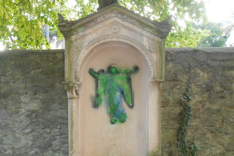 Schäden durch Sprayer an einem Grabmal im Wiesbadener Park „Alter Friedhof“.  Archivfoto: Julia Anderton
