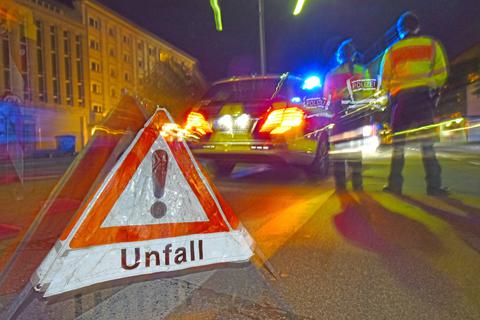 ARCHIV - ILLUSTRATION - Ein Polizeifahrzeug steht am 22.06.2015 in Freiburg (Baden-Wv�rttemberg) mit Blaulicht auf der Strav�e. Daneben steht ein Warndreieck mit dem Schriftzug ��Unfall��. Foto: Patrick Seeger/dpa (zu lhe-BLICKPUNKT "Zahl der Verkehrs-Unfallfluchten bleibt hoch" vom 22.02.2016) +++(c) dpa - Bildfunk+++