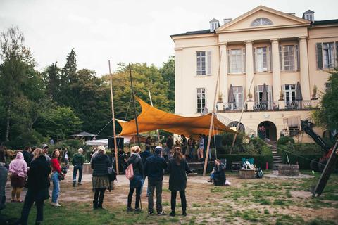 EselTour, schwebender Teppich und Musik bei „Lore im Garten“