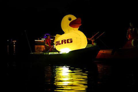 Einer der Höhepunkte des Schiersteiner Hafenfests ist die Parade der illuminierten und geschmückten Boote. 37 haben in diesem Jahr daran teilgenommen. Foto: Johannes Lay