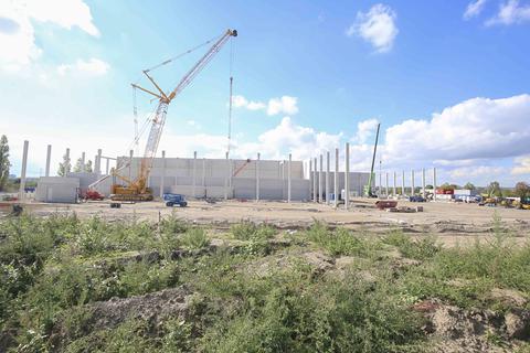 Im Langgewann entsteht ein Anbau an die bereits bestehende Lagerhalle der Logistikfirma TST über 24.000 Quadratmeter. Das Unternehmen will dort Gefahrenstoffe für die BASF lagern. Foto: pakalski-press/Andreas Stumpf