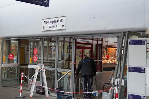 Jetzt gibt es auch zum Bahnsteig eins hin eine vollautomatische Schiebetür. Foto: pakalski-press/Boris Korpak