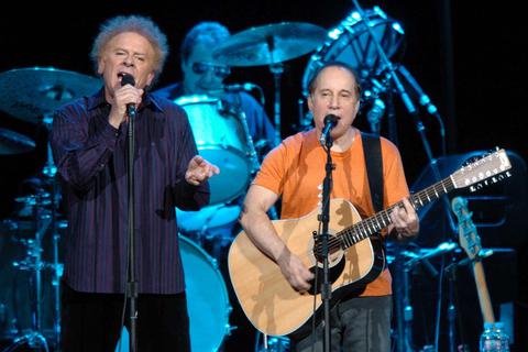 Auch Musik aus der Feder von Paul Simon (rechts, hier mit Art Garfunkel) steht am Freitag auf dem Programm.