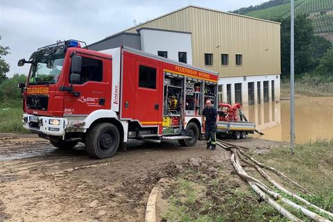 Einsatz im Katastrophengebiet an der Ahr: Einsatzkräfte der Feuerwehr Worms pumpen überflutete Gebäude in Heimersheim aus. Foto: Stadt Worms