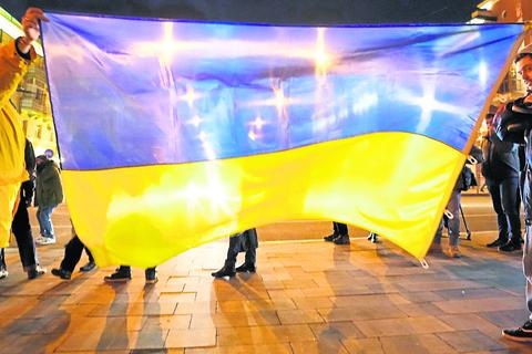 Flagge zeigen für die Ukraine. Am Freitag finden in Deutschland vielerorts Kundgebungen anlässlich des traurigen Jubiläums.