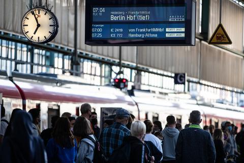 Die Lokführergewerkschaft GDL hat ihre Mitglieder zum Streik bei der Deutschen Bahn aufgerufen - Viele Reisende sind daher auf den Bahnkonkurrent Flixtrain umgestiegen.  Foto: Christoph Schmidt/dpa