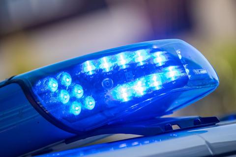 Ein Blaulicht ist auf dem Dach eines Polizeifahrzeugs zu sehen. © Lino Mirgeler/dpa