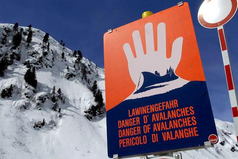 Schilder weisen Wanderer und Wintersportler auf die Lawinengefahr hin.  Foto: dpa
